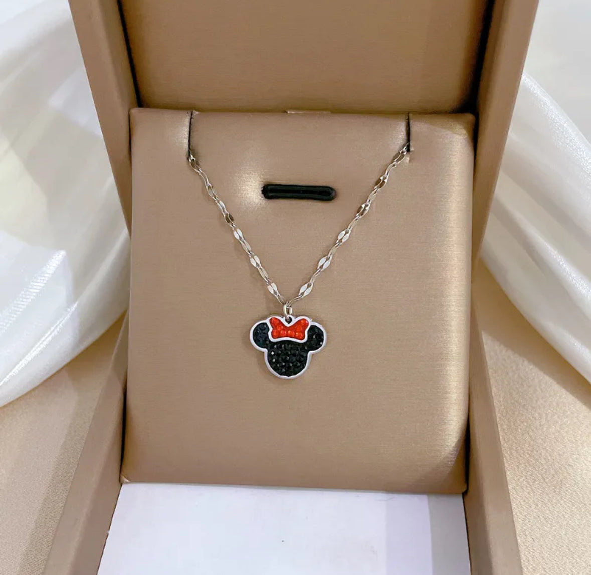 Silhouette Amoris Necklace